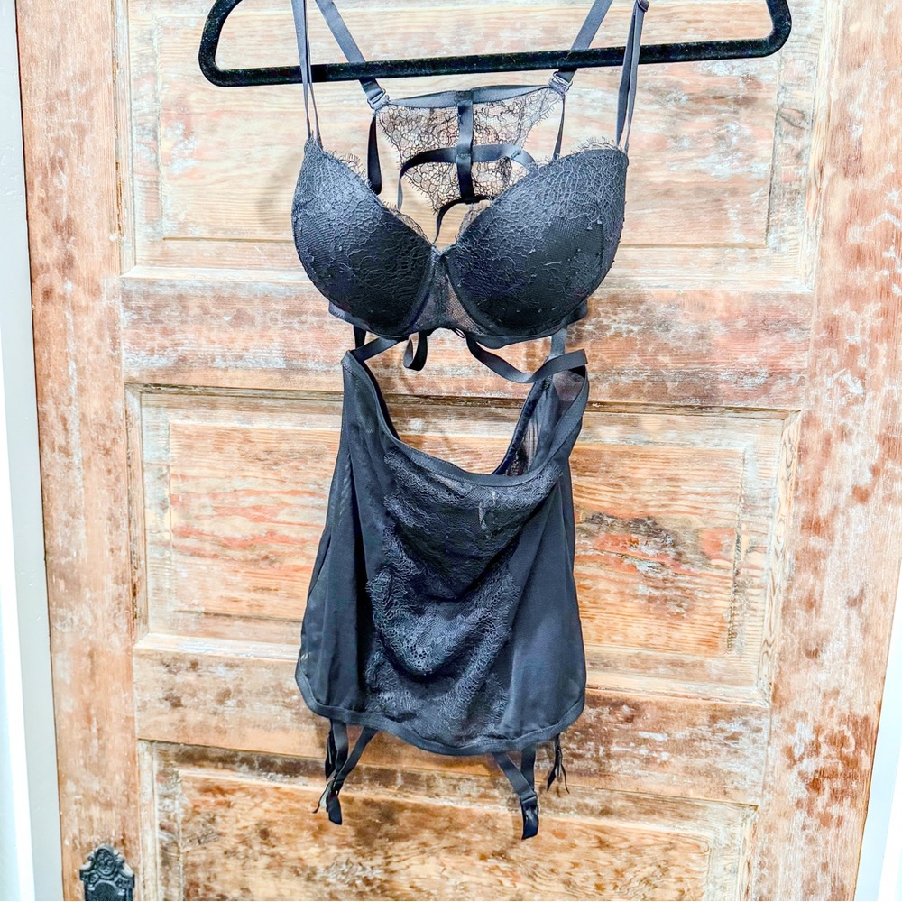 Victoria's Secret 34D Black Lace Bustier Cage Merry Widow and Garter Straps